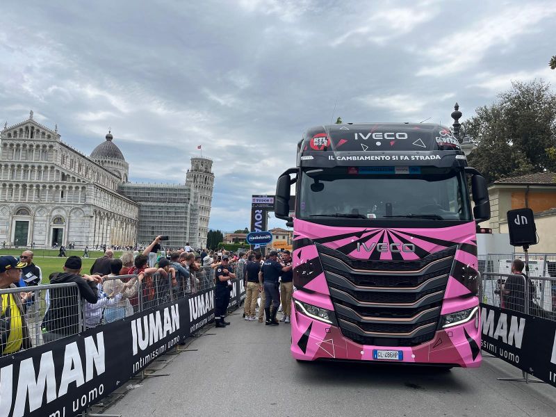 News Al Giro d’Italia IVECO guida la strada del cambiamento con l’IVECO S-Way LNG alimentato a biometano - AUTO INDUSTRIALE BERGAMASCA