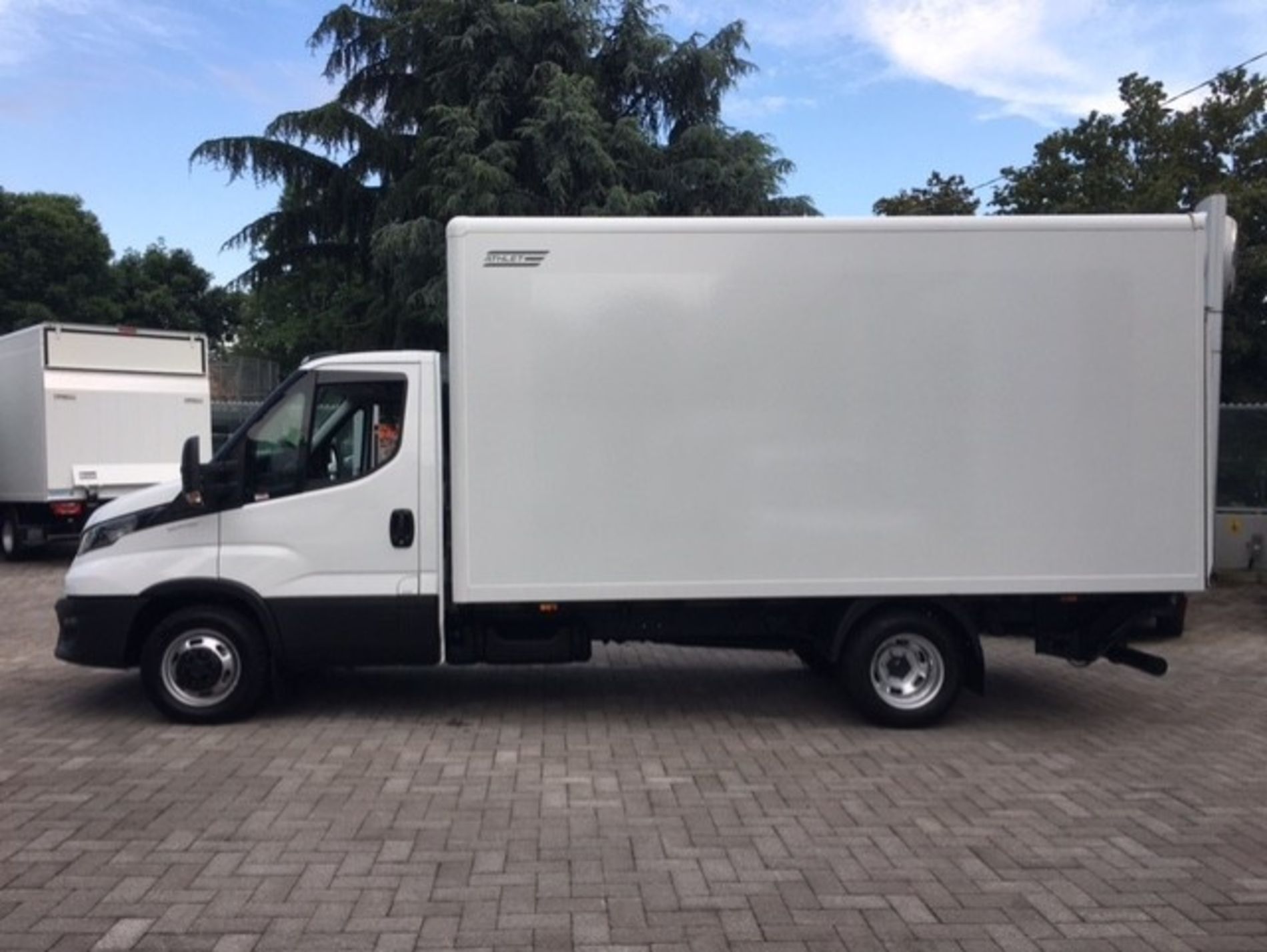 IVECO IVECO DAILY 35C16 CON SPONDA IDRAULICA E BOX - AUTO INDUSTRIALE BERGAMASCA