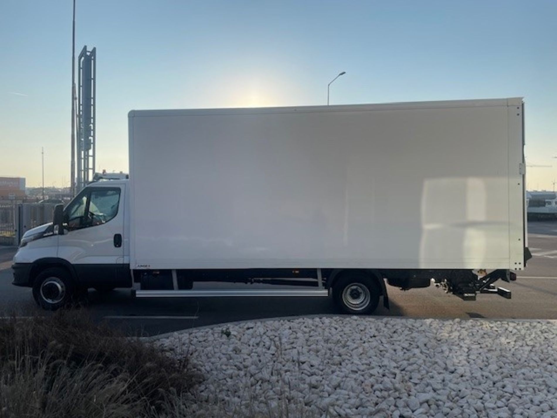 IVECO DAILY 72C18 AUTOMATICO CON BOX E SPONDA BATTUTA - AUTO INDUSTRIALE BERGAMASCA